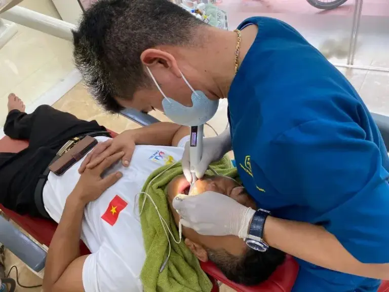 Bác sĩ Nha khoa Ngọc Khôi dùng máy nội nha Morita