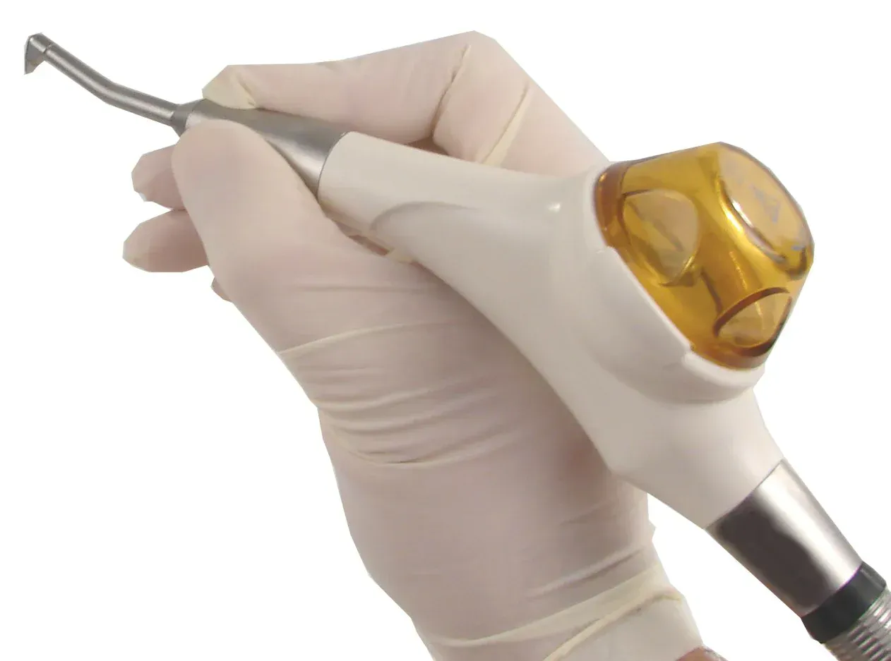 So sánh quy trình lấy cao bằng máy thổi cát răng và tay siêu âm