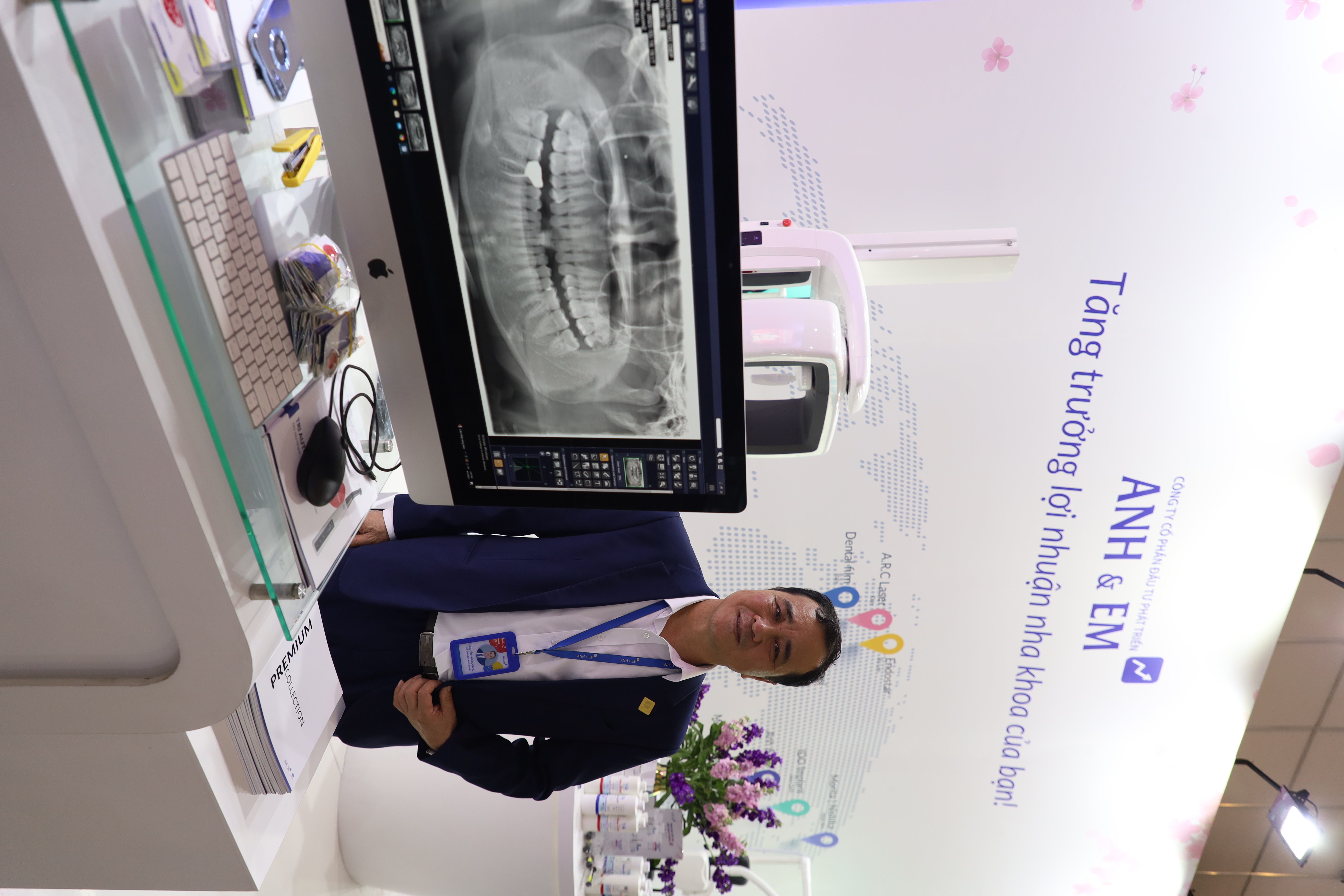 Đại diện ANH & EM tại gian hàng với màn hình CBCT Morita tại Triển lãm HIDEC 2025