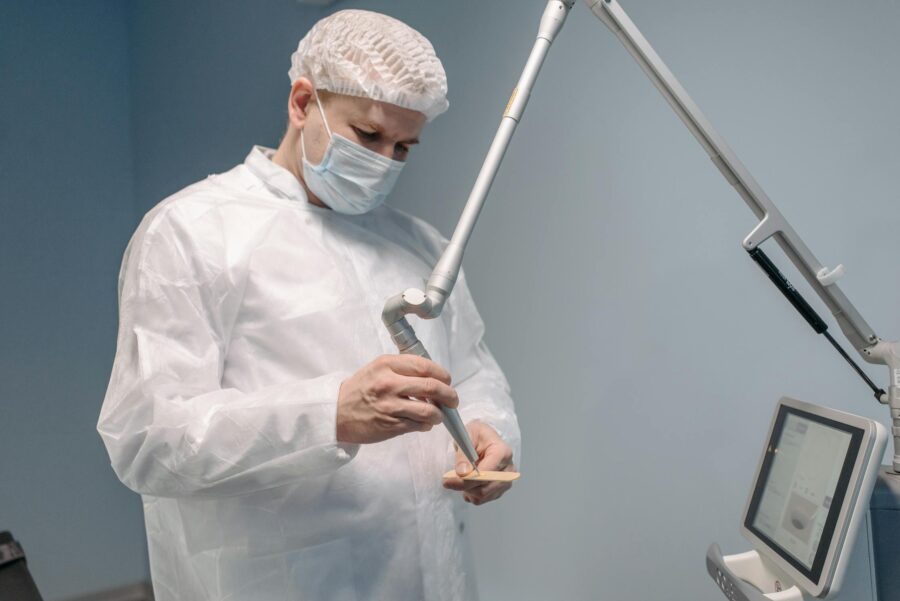 Phẫu thuật laser nha khoa: ứng dụng, kỹ thuật và lợi ích lâm sàng | ANH & EM