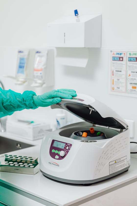 Máy ly tâm PRGF trong phòng lab nha khoa — chuẩn bị huyết tương giàu yếu tố tăng trưởng